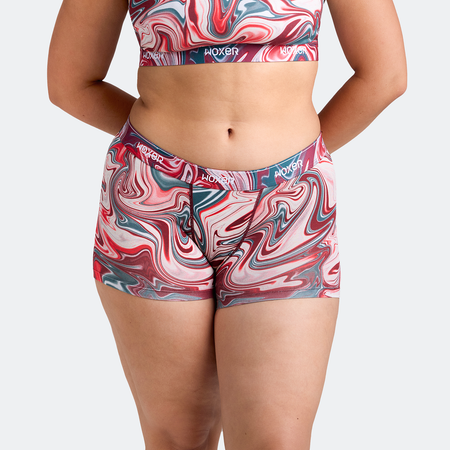 Avery wears a size L