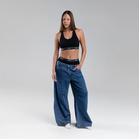 Sam wears a size M