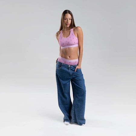 Sam wears a size M