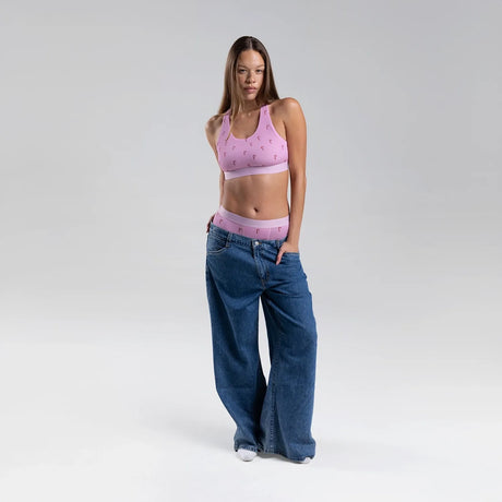Sam wears a size M