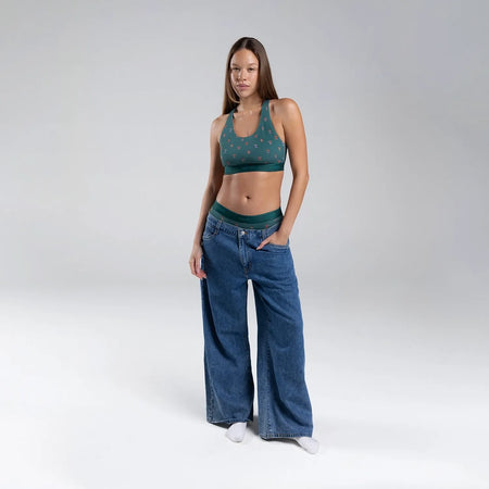 Sam wears a size M
