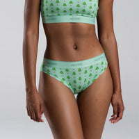 Maelyn wears a size S
