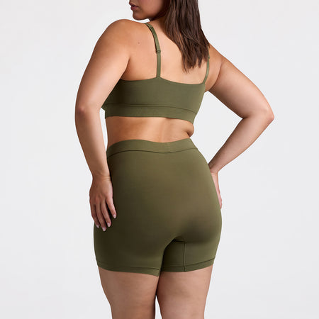 Avery wears a size L