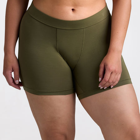 Avery wears a size L