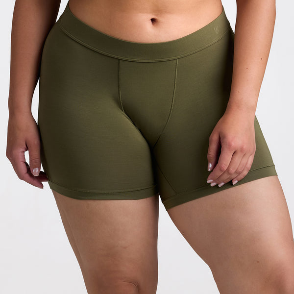 Avery wears a size L