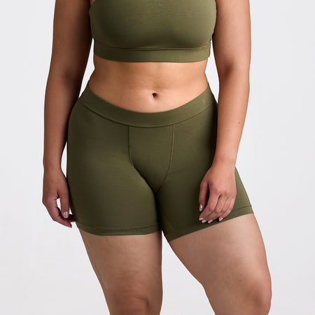 Avery wears a size L