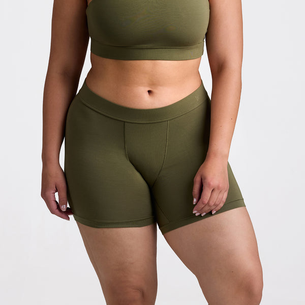 Avery wears a size L