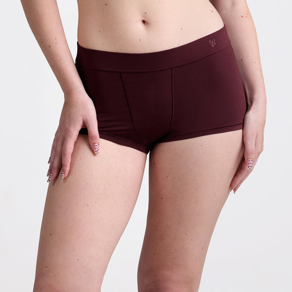 Savannah wears a size S