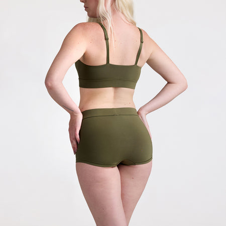 Savannah wears a size S