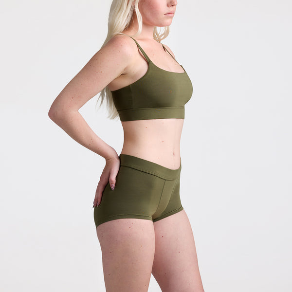 Savannah wears a size S