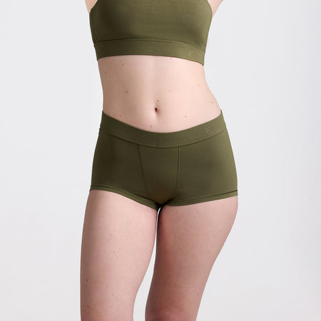 Savannah wears a size S