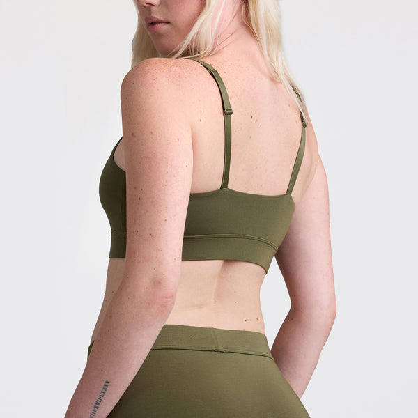 Savannah wears a size S