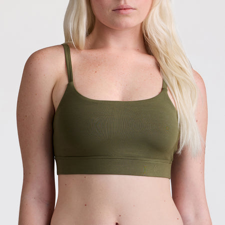 Savannah wears a size S