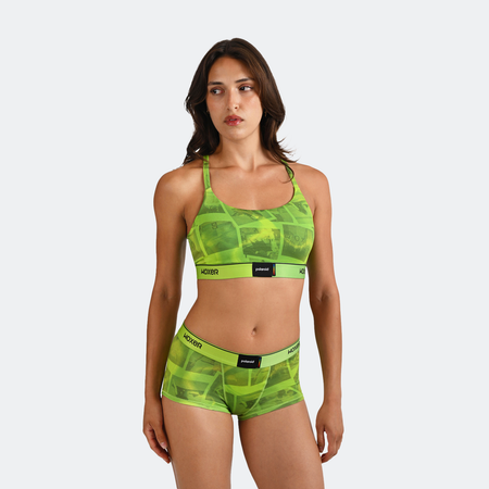 Dayana wears a size S