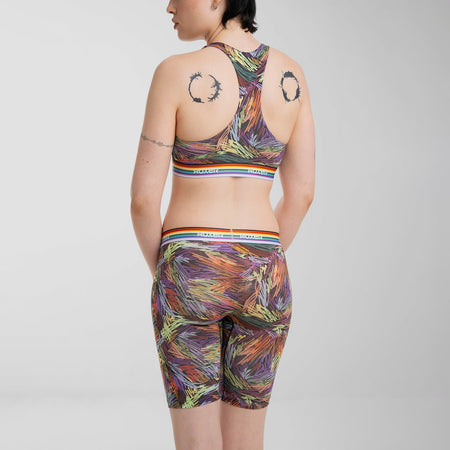 Anna wears a size M