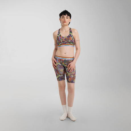 Anna wears a size M