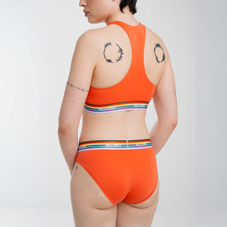 Anna wears a size M