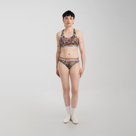 Anna wears a size M