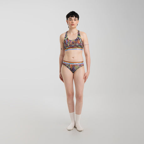 Anna wears a size M