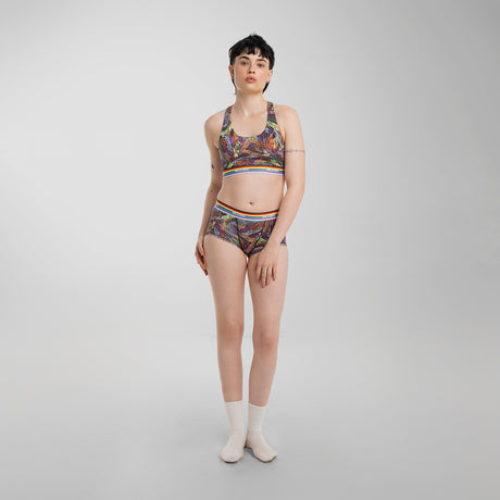 Anna wears a size M