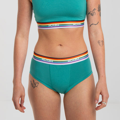 Kez wears a size S