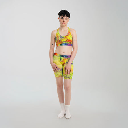 Anna wears a size M