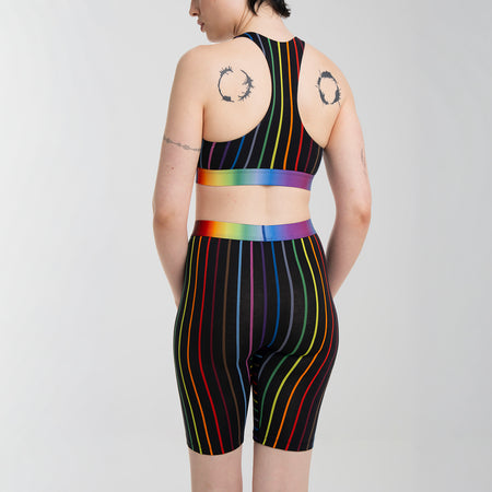 Anna wears a size M
