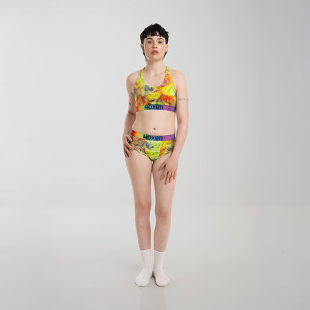 Anna wears a size M