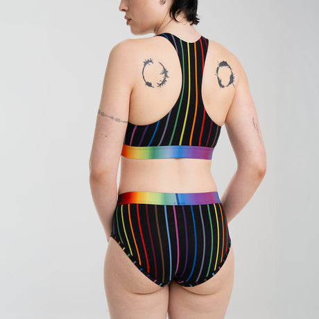 Anna wears a size M
