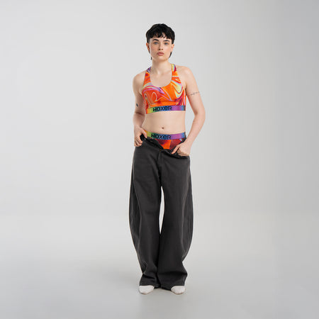 Anna wears a size M