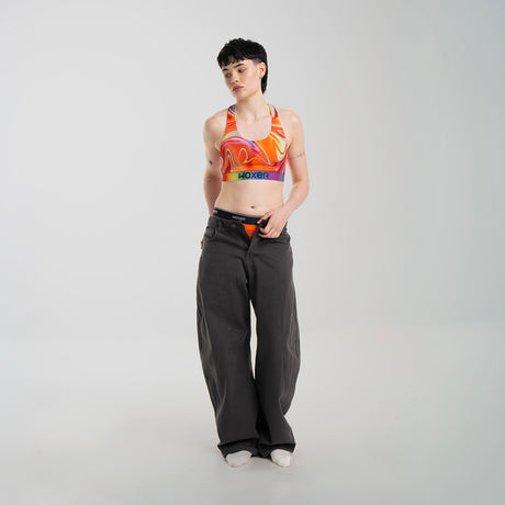 Anna wears a size M