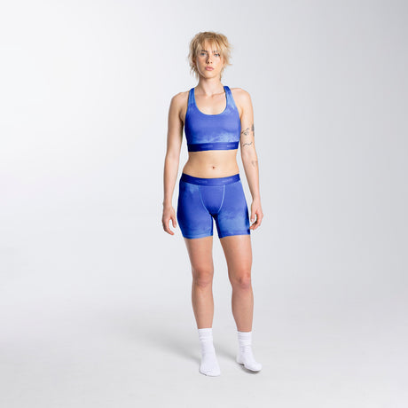 Kez wears a size S