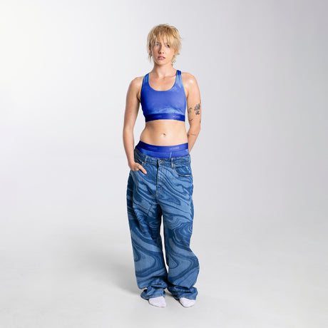 Kez wears a size S