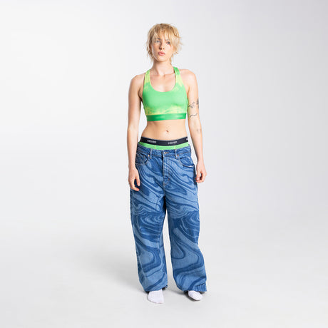 Kez wears a size S