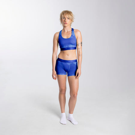 Kez wears a size S