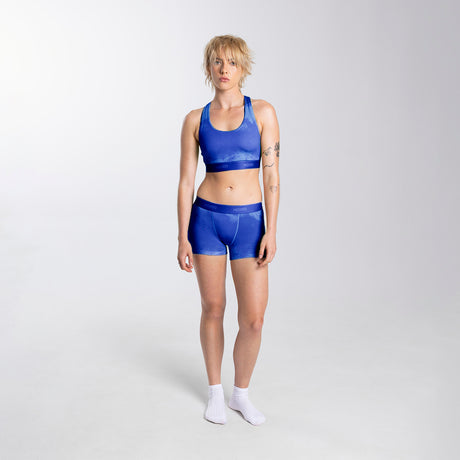 Kez wears a size S