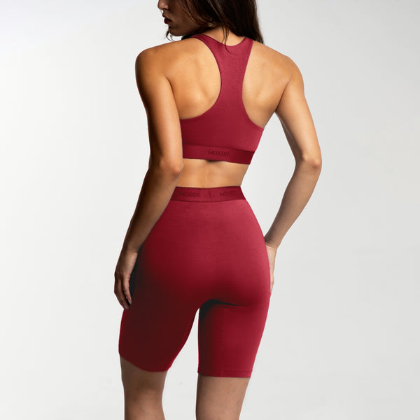 Dayana wears a size S