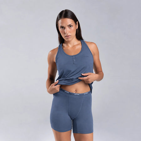 Dayana wears a size S