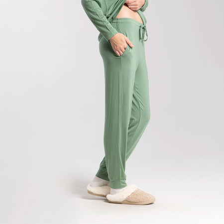 Eliza wears a size S