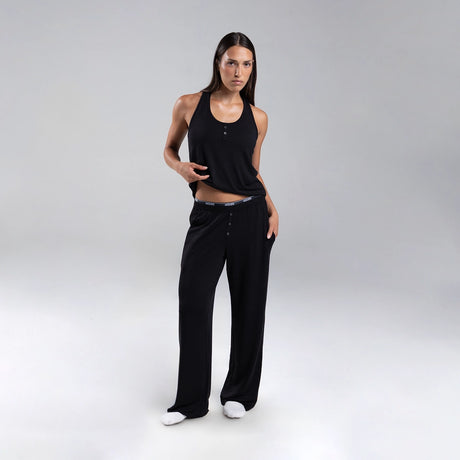 Dayana wears a size S