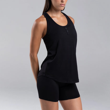 Dayana wears a size S