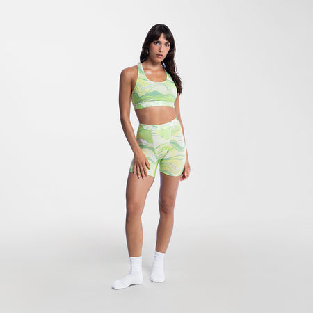 Dayana wears a size S