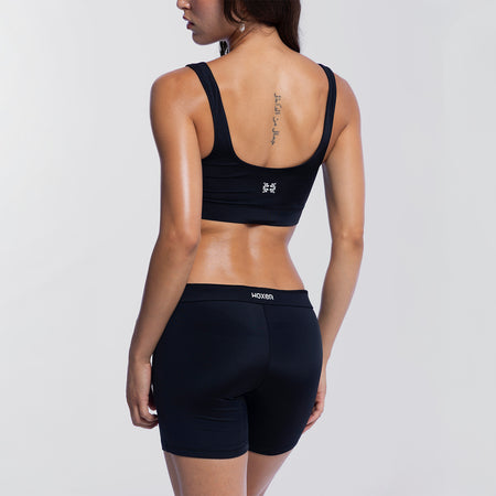 Dayana wears a size S