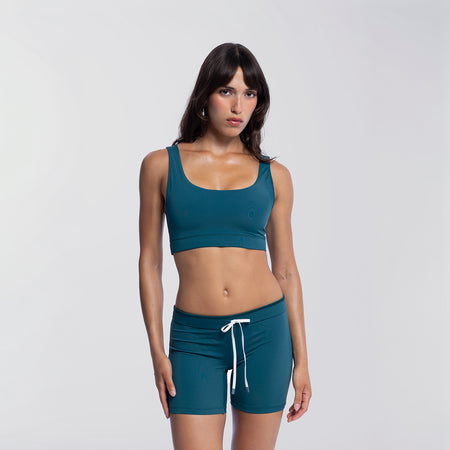 Dayana wears a size S