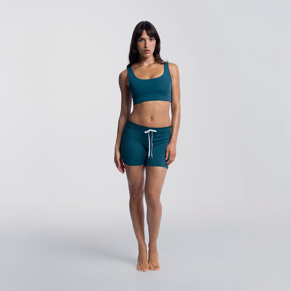 Dayana wears a size S