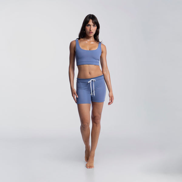 Dayana wears a size S