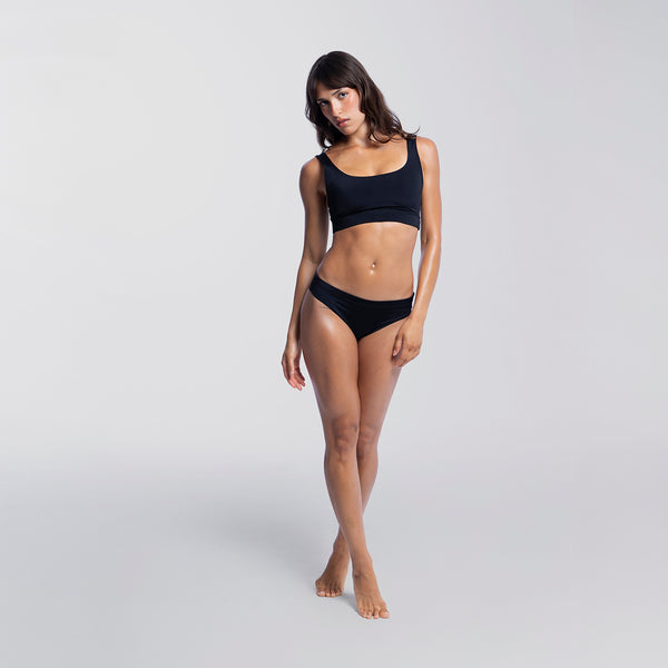 Dayana wears a size S