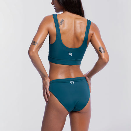 Dayana wears a size S