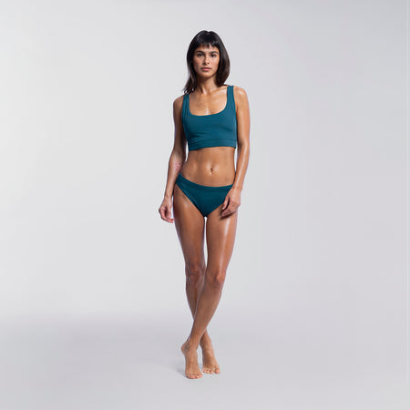 Dayana wears a size S