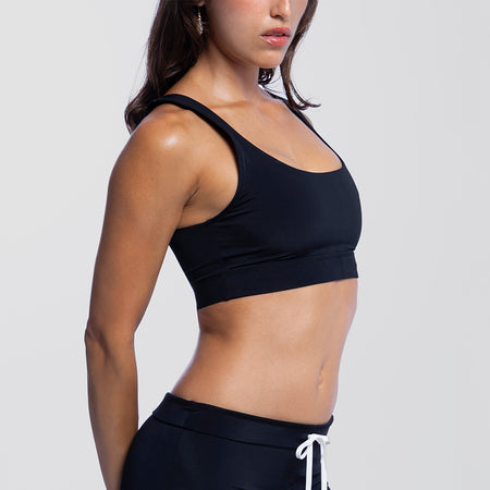 Dayana wears a size S